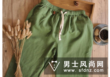 深绿色裤子可以搭配白色上衣吗