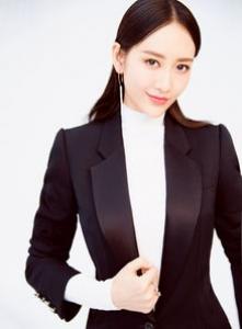 小个子女生的职场穿搭范本！《幕后之王》周冬雨同款起底