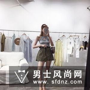 深绿色裤子可以搭配白色上衣吗