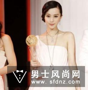 女明星巧用斜肩礼服秀性感