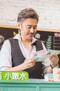 董卿穿上这套粉色西装少女感满满,真的是太漂亮了
