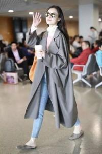 倪妮最新机场街拍红色行李箱是什么牌子