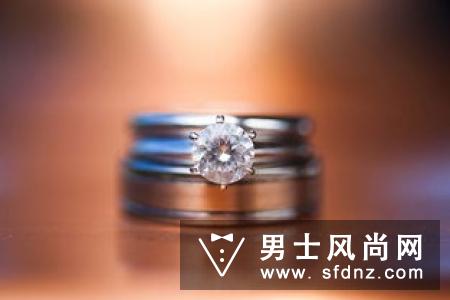 订婚戒指买一个还是一对 男女都要戴吗