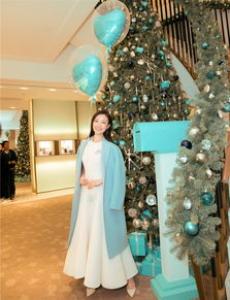 偶遇倪妮？白色连衣裙 Tiffany蓝大衣满满高级感