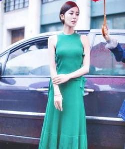 古力娜扎粉色棉服好美 果然冬天还是要点粉！
