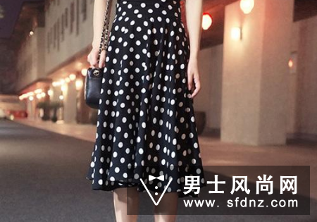 波点半身裙搭配什么上衣 穿什么鞋
