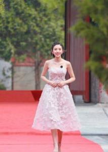 古力娜扎粉色棉服好美 果然冬天还是要点粉！