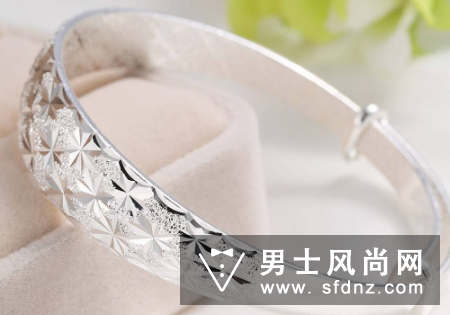 一手带金一手戴银可以吗 左金右银死人戴的吗
