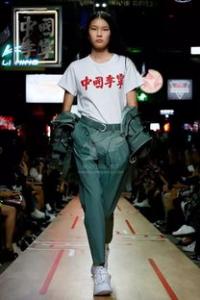蔡徐坤紫色运动装是什么牌子