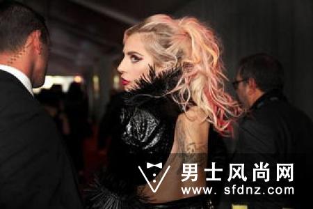 Lady Gaga露半球 2017格莱美女星大胆造型