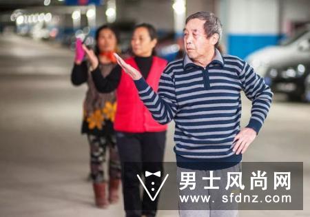关晓彤最新机场照绿袄 运动裤造型似大妈!鹿晗都拯救不了!