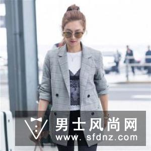 牛仔外套买大还是买小 配什么包包好
