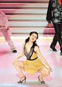 Nicki Minaj狂野美胸装 比Gaga更雷人