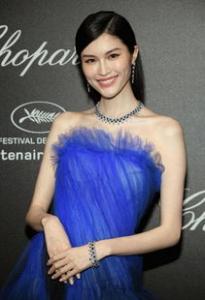 戛纳红毯第三弹：关晓彤薄荷绿礼服是什么牌子