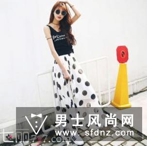 波点半身裙搭配什么上衣 穿什么鞋