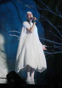 李宇春红袍惊艳开场 李宇春流行演唱会造型盘点
