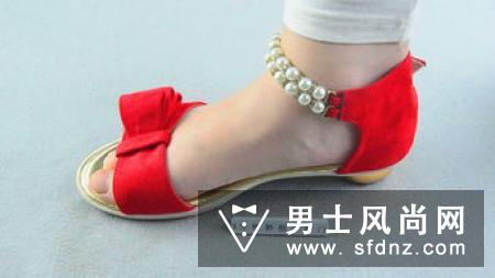 解决高跟鞋磨脚的六大小窍门 女生长年穿高跟鞋和平底鞋的区别