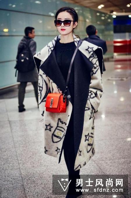 唐嫣机场背的黑色腰包是什么牌子？