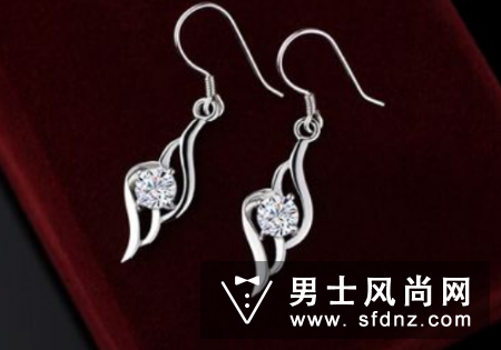 为什晚上不能戴银耳环睡觉?变黑是身体有毒
