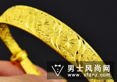 黄金手镯是推拉式好还是固口的好 是光面的好还是带点花纹的好
