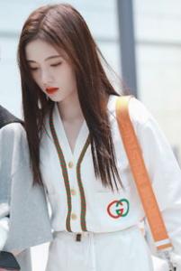 我们是真正的朋友小s同款包 夏季草编包怎么搭配衣服