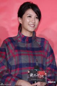 19岁嫩模陈嘉桓遭狼吻 裸胸装大秀美胸