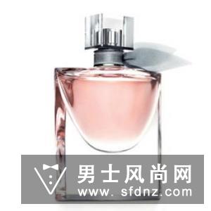 职场上男士香水适合选择清新型,这样会让人感觉更加舒适有安全感