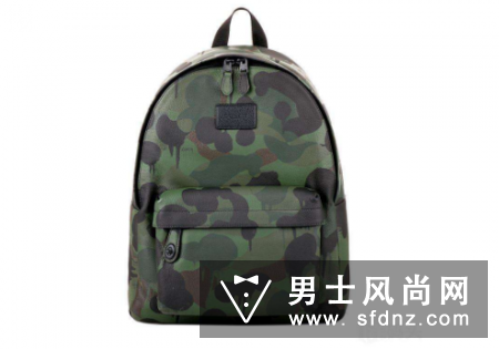迷彩双肩包怎么背 如何搭配
