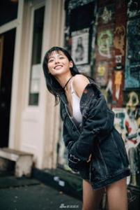 倪妮机场最新街拍 奶油白 牛仔蓝风格清爽却吸睛十足