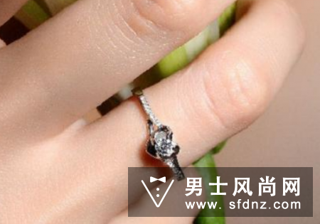 订婚戒指买一个还是一对 男女都要戴吗