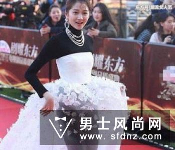 终于穿对了？北影节闭幕式关晓彤蓝色长裙吸睛