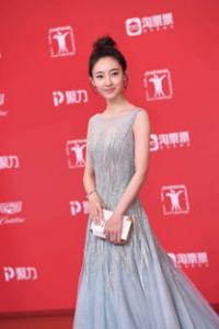 北京大学生电影节红毯杨幂礼服是什么牌子