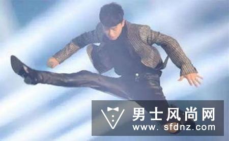 2017搜狗IN盛典红毯 被吴昕的美背刷屏了！