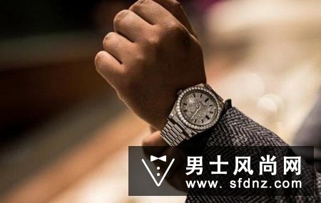 男人右手戴表是为什么象征什么 正常吗