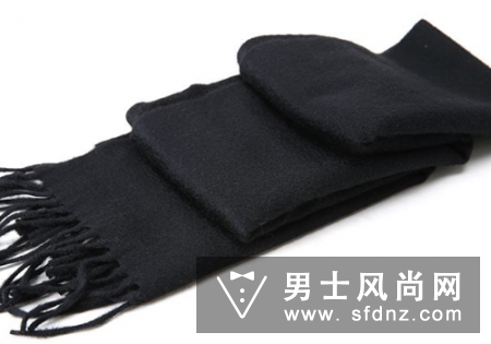 男生围白色还是黑色围巾好