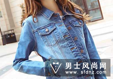 牛仔外套买大还是买小 配什么包包好