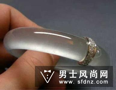黄金手镯是推拉式好还是固口的好 是光面的好还是带点花纹的好
