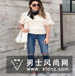 牛仔裤配什么颜色的上衣好看？女牛仔裤搭配上衣图片