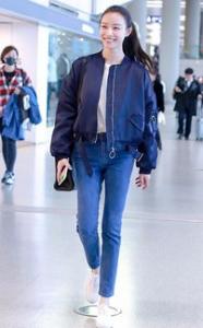 倪妮最新机场街拍红色行李箱是什么牌子