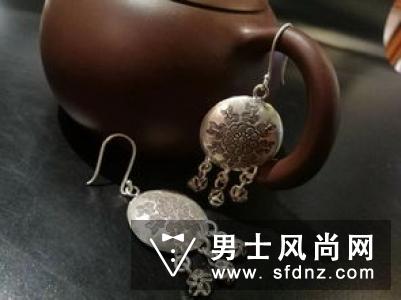 为什晚上不能戴银耳环睡觉?变黑是身体有毒
