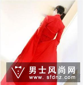 李宇春红袍惊艳开场 李宇春流行演唱会造型盘点