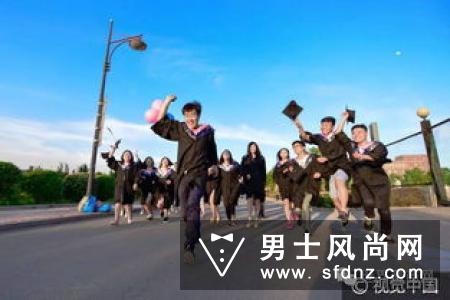 学士服怎么穿 学士服是学校发的吗