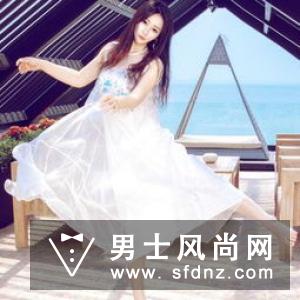 偶遇倪妮？白色连衣裙 Tiffany蓝大衣满满高级感
