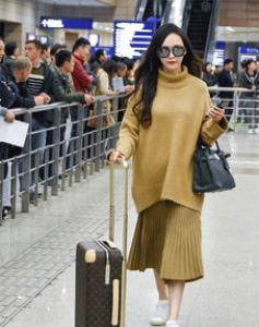 赵丽颖最新街拍米色毛衣是什么牌子?