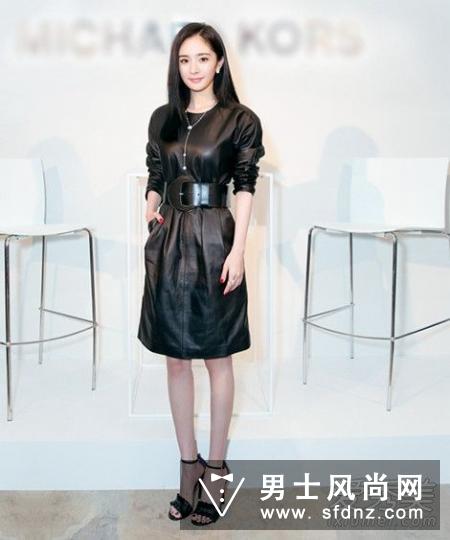 杨幂再秀性感小蛮腰 同款皮裙你get了吗？