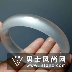 新疆金丝玉手镯多少钱 什么样子好