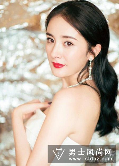 2017芭莎明星慈善夜红毯杨幂礼服是什么牌子？
