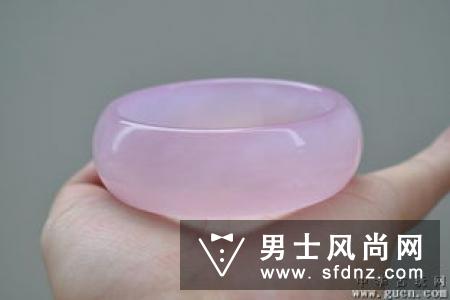 芙蓉玉手镯有什么功效 适合女生吗