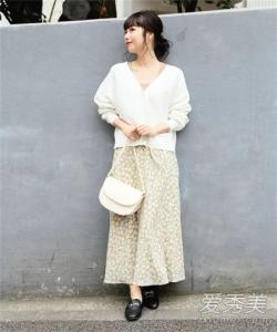 印花裙、格纹裙、波点裙……春季花色长裙配什么上衣好看