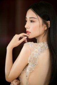 2017芭莎明星慈善夜红毯杨幂礼服是什么牌子？